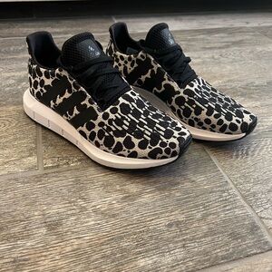 Adidas Swift Run leopard cheetah gray black womens 7 Excellent condition!